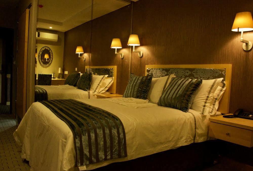 Aquarian Tide Hotel Габороне Екстер'єр фото